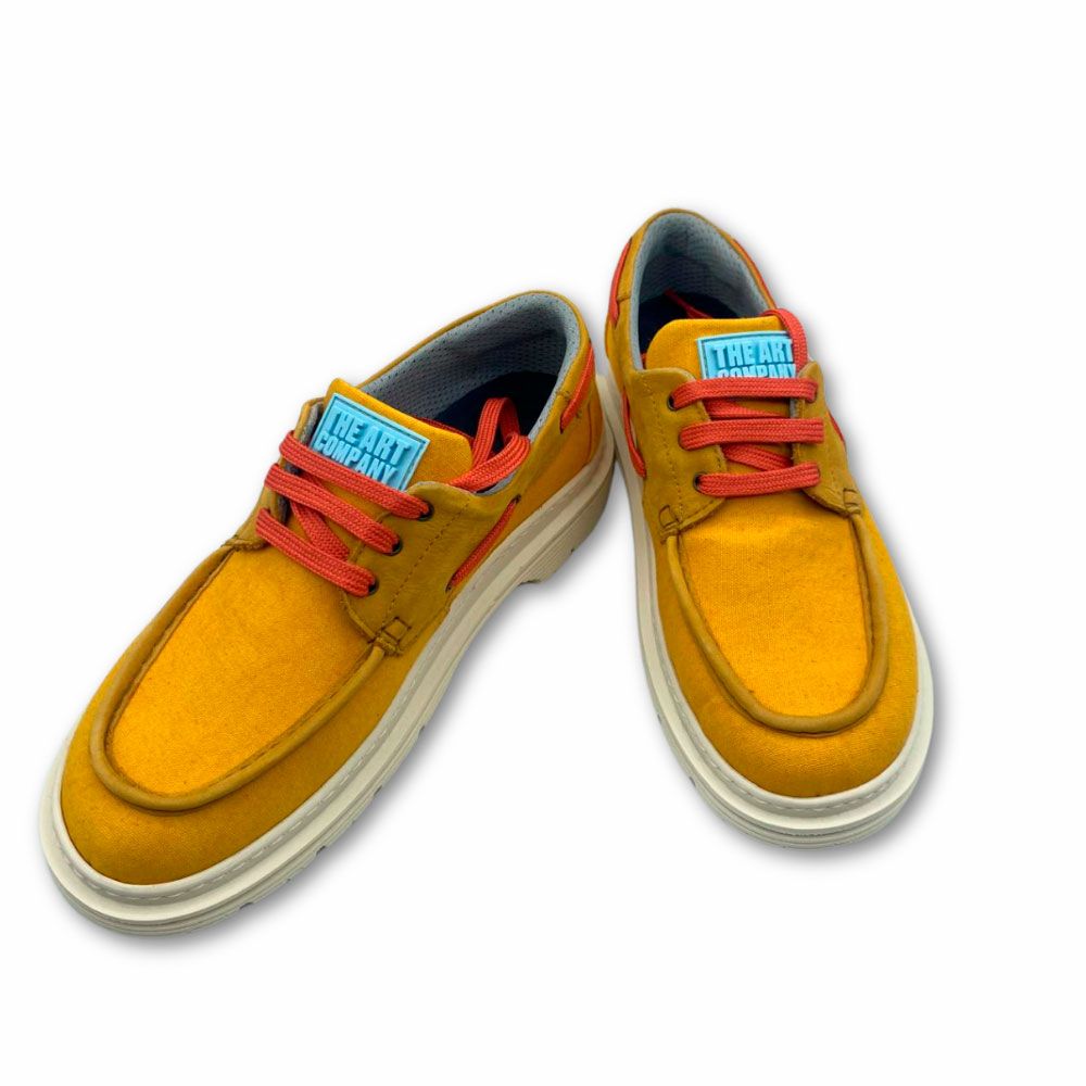 Costado náuticos Birmingham lona y piel color amarillo con cordones naranja de Art Metropolitan Shoes. Náuticos lona color amarilla con refuerzos de piel del mismo color, cordones naranja de la nueva colección para hombre de Art Metropolitan Shoes.