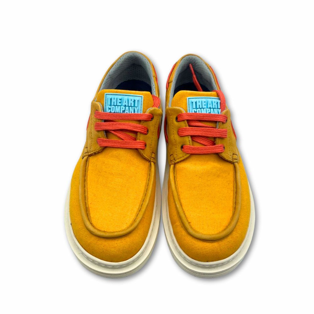 Frente náuticos Birmingham lona y piel color amarillo con cordones naranja de Art Metropolitan Shoes. Náuticos lona color amarilla con refuerzos de piel del mismo color, cordones naranja de la nueva colección para hombre de Art Metropolitan Shoes.