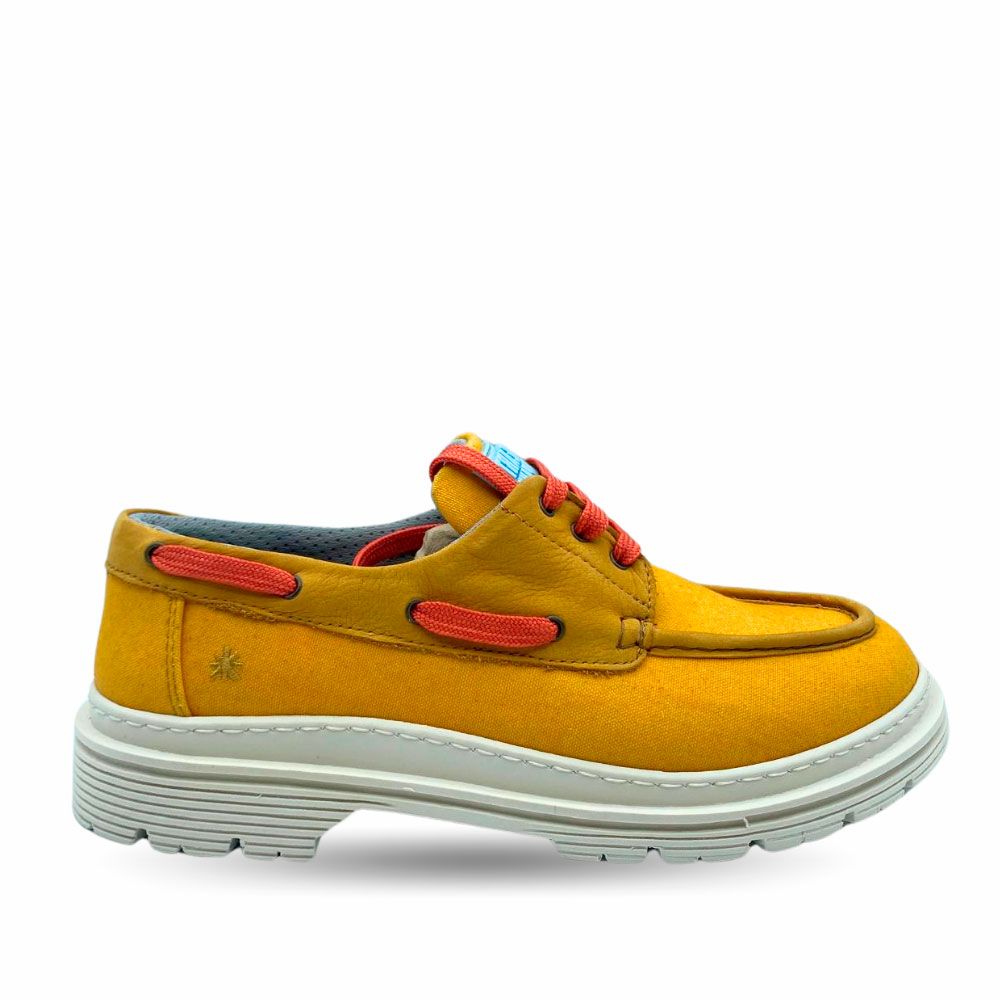 Náuticos lona color amarilla con refuerzos de piel del mismo color, cordones naranja de la nueva colección para hombre de Art Metropolitan Shoes.