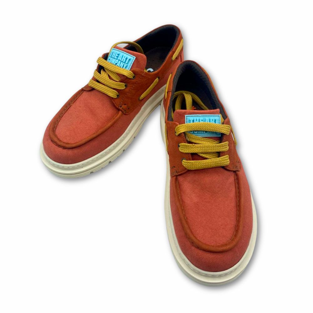 Náuticos lona color rojo con refuerzos de piel del mismo color, cordones amarillos de la nueva colección para hombre de Art Metropolitan Shoes.