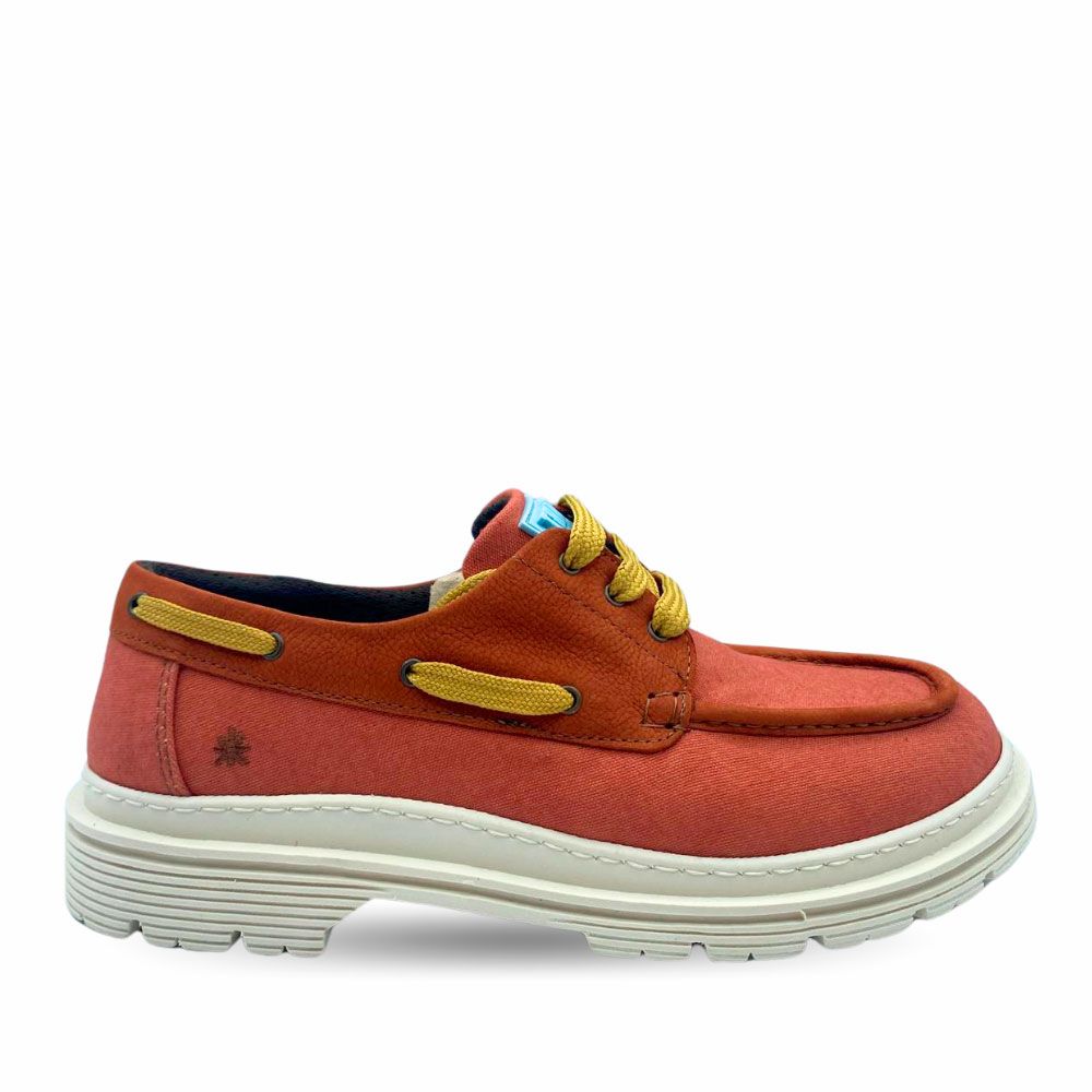 Náuticos lona color rojo con refuerzos de piel del mismo color, cordones amarillos de la nueva colección para hombre de Art Metropolitan Shoes.