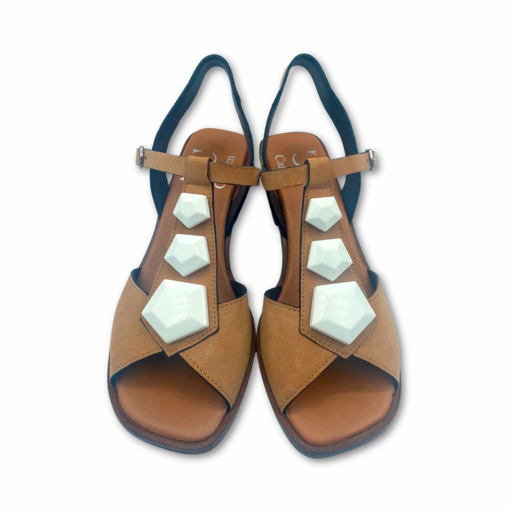 Sandalias de ante marrón con tira en el empeine y adornos blancos. Tacón bajo de Plumers Menorca.