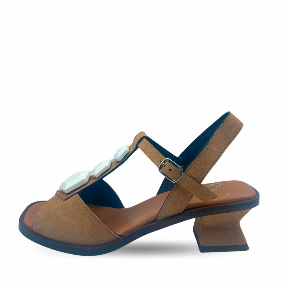 Sandalias de ante marrón con tira en el empeine y adornos blancos. Tacón bajo de Plumers Menorca.