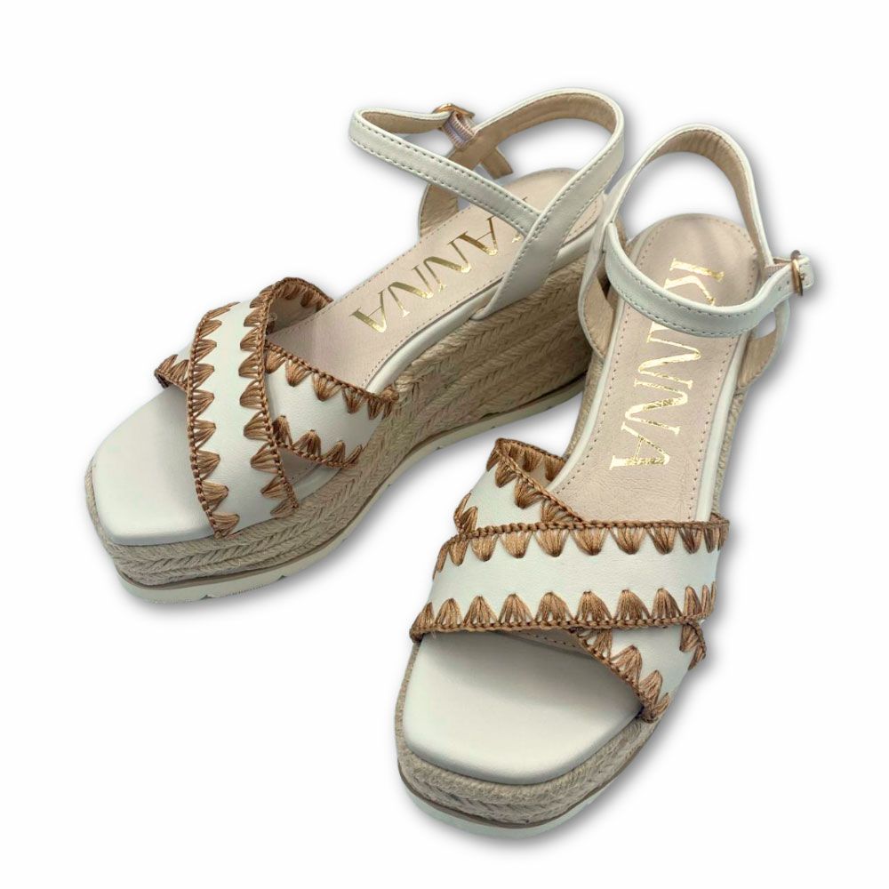 Sandalias blancas de piel con perfil bordado y suela de yute en cuña con plataforma de Kanna.
