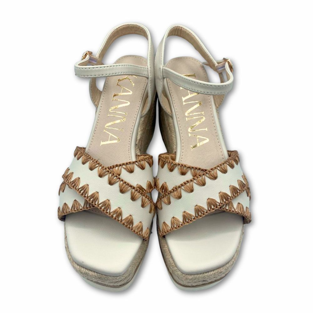 Sandalias blancas de piel con perfil bordado y suela de yute en cuña con plataforma de Kanna.