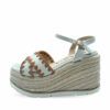 Sandalias blancas de piel con perfil bordado y suela de yute en cuña con plataforma de Kanna.