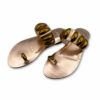 Sandalias color oro rosa de dedo con chapas doradas planas de Exé.