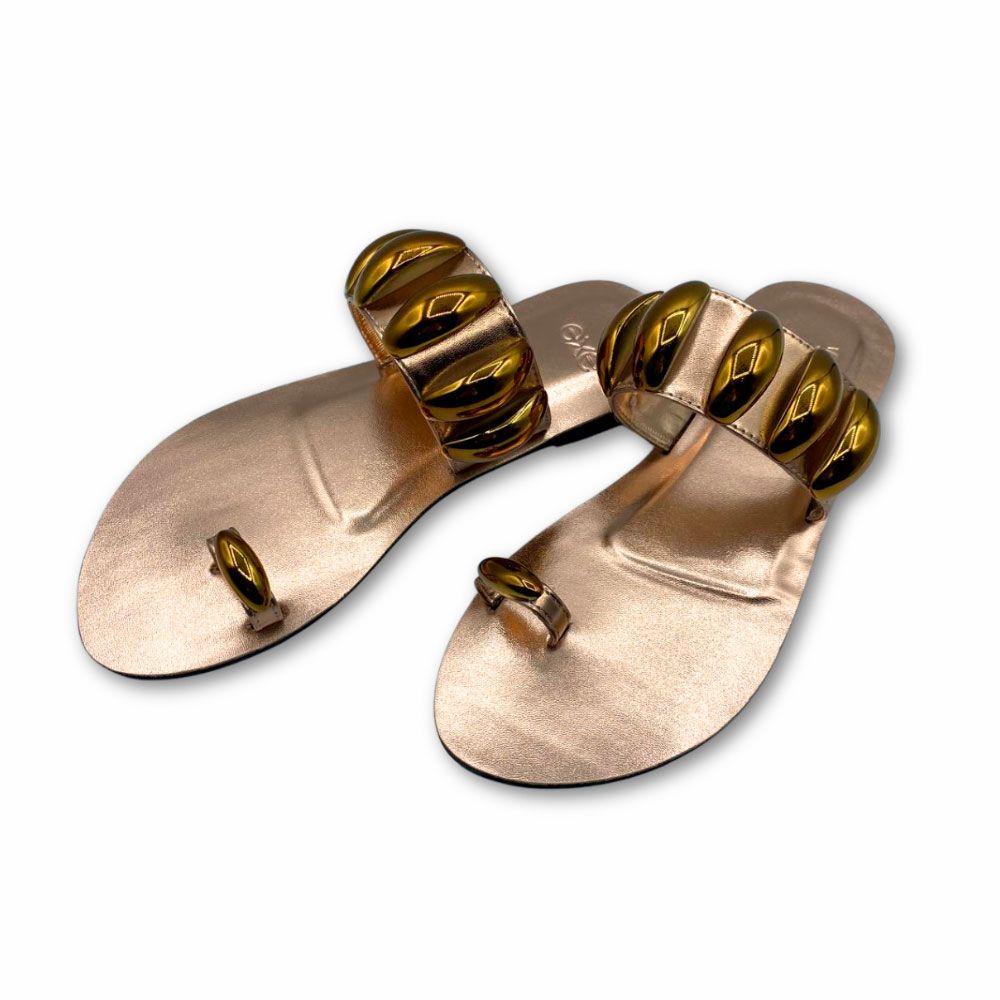 Sandalias color oro rosa de dedo con chapas doradas planas de Exé.