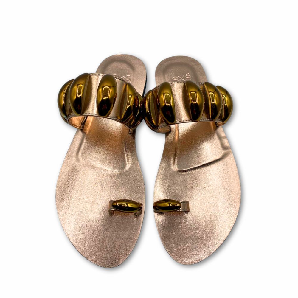 Sandalias color oro rosa de dedo con chapas doradas planas de Exé.