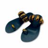 Sandalias negras de dedo con chapas doradas planas de Exé.