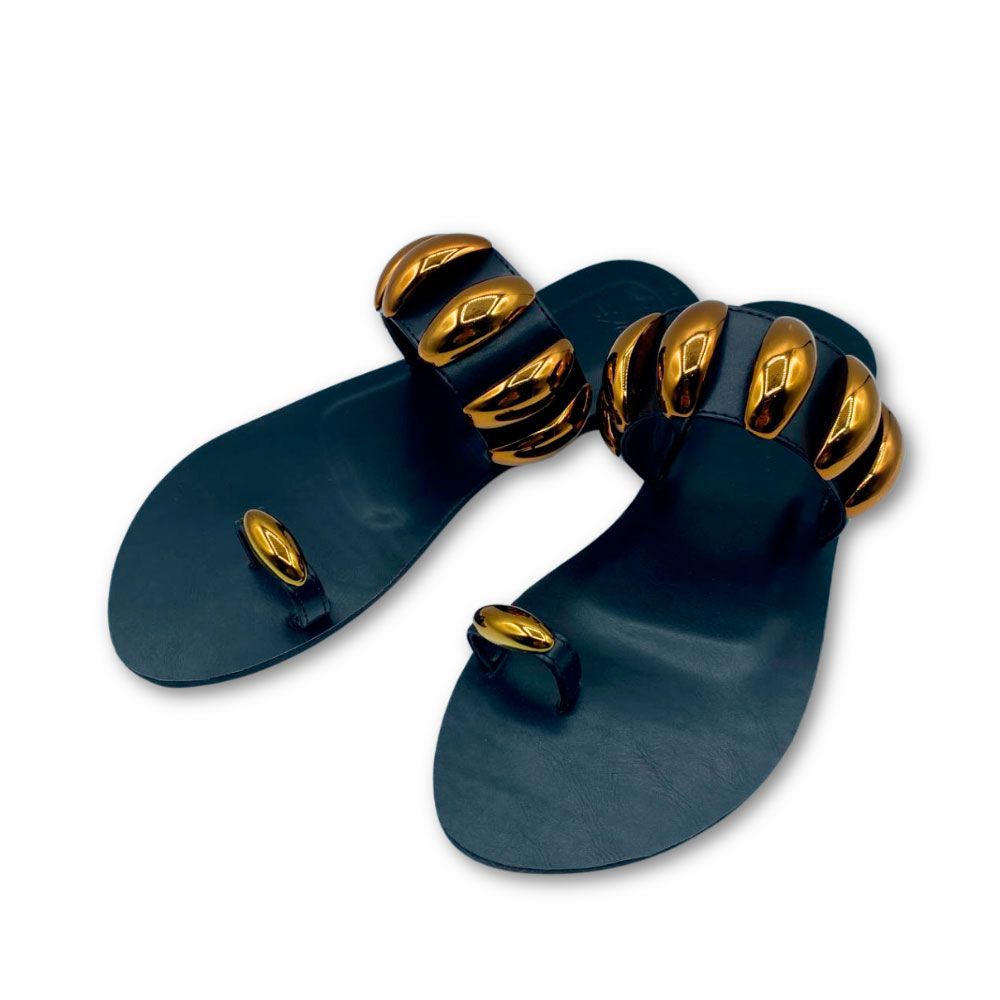 Sandalias negras de dedo con chapas doradas planas de Exé.