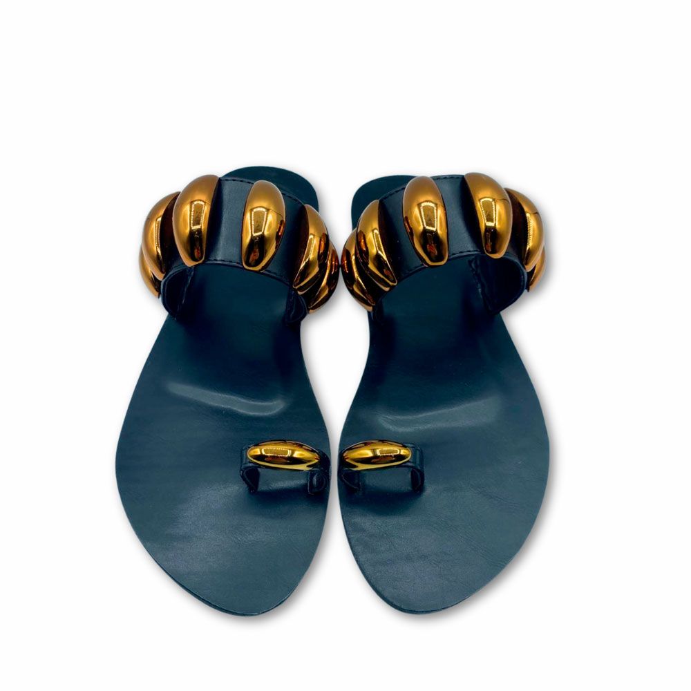 Sandalias negras de dedo con chapas doradas planas de Exé.