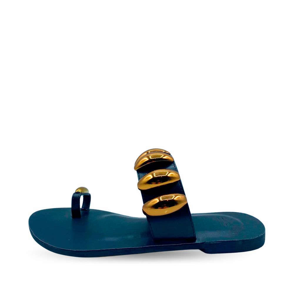 Sandalias negras de dedo con chapas doradas planas de Exé.
