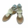 Sandalias griegas plateadas con adornos blancos en tira empeine de Janet&Janet.