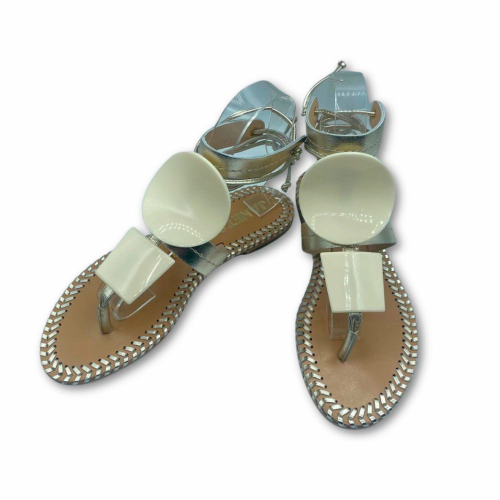 Sandalias griegas plateadas con adornos blancos en tira empeine de Janet&Janet.
