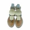 Sandalias griegas plateadas con adornos blancos en tira empeine de Janet&Janet.
