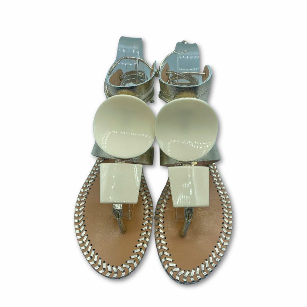 Sandalias griegas plateadas con adornos blancos en tira empeine de Janet&Janet.