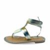 Sandalias griegas plateadas con adornos blancos en tira empeine de Janet&Janet.