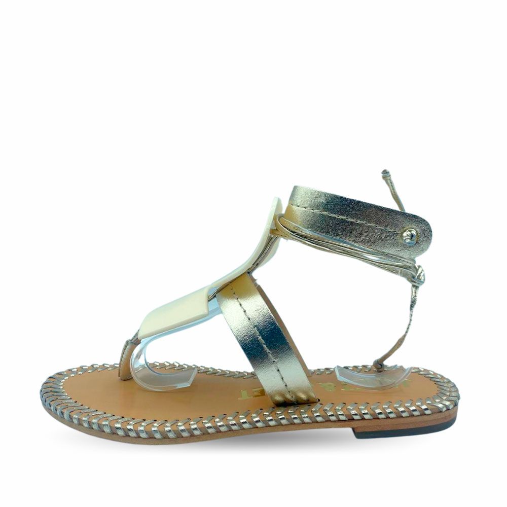 Sandalias griegas plateadas con adornos blancos en tira empeine de Janet&Janet.