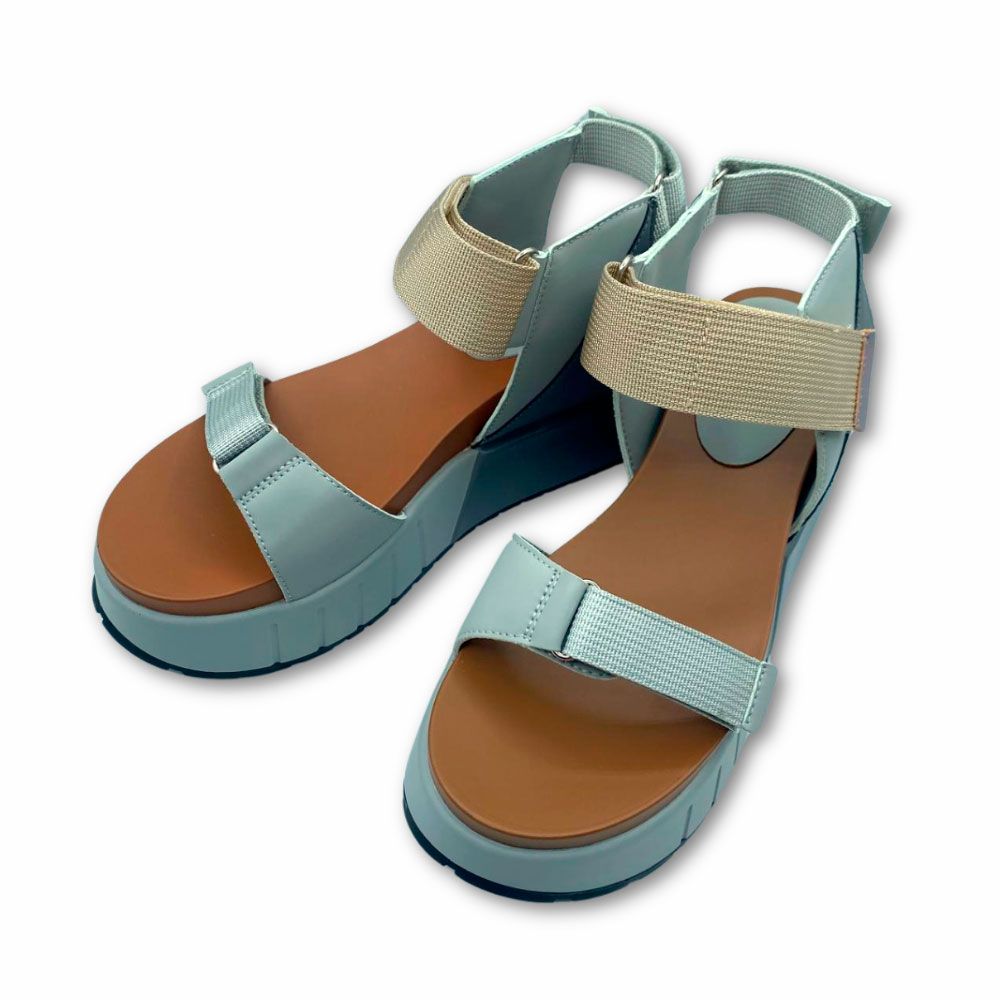 Sandalias grises de plataforma con velcro de cierre de la nueva colección de Exé para mujer.