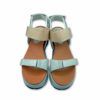 Sandalias grises de plataforma con velcro de cierre de la nueva colección de Exé para mujer.