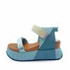 Sandalias grises de plataforma con velcro de cierre de la nueva colección de Exé para mujer.