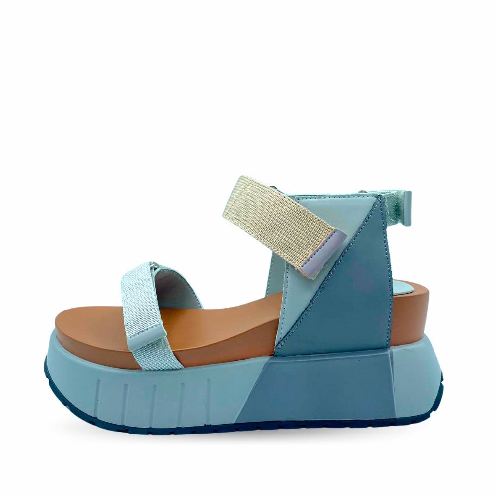 Sandalias grises de plataforma con velcro de cierre de la nueva colección de Exé para mujer.