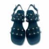 Sandalias negras de piel. Con doble tira en en empeine, ribeteadas con remaches redondos plateados, tira al talón con hebilla de cierre. Tacón bajo. Plumers Menorca.