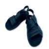 Sandalias cruzadas negras con hebilla y suela cuña ligera de Imac.
