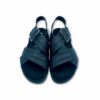 Sandalias cruzadas negras con hebilla y suela cuña ligera de Imac.