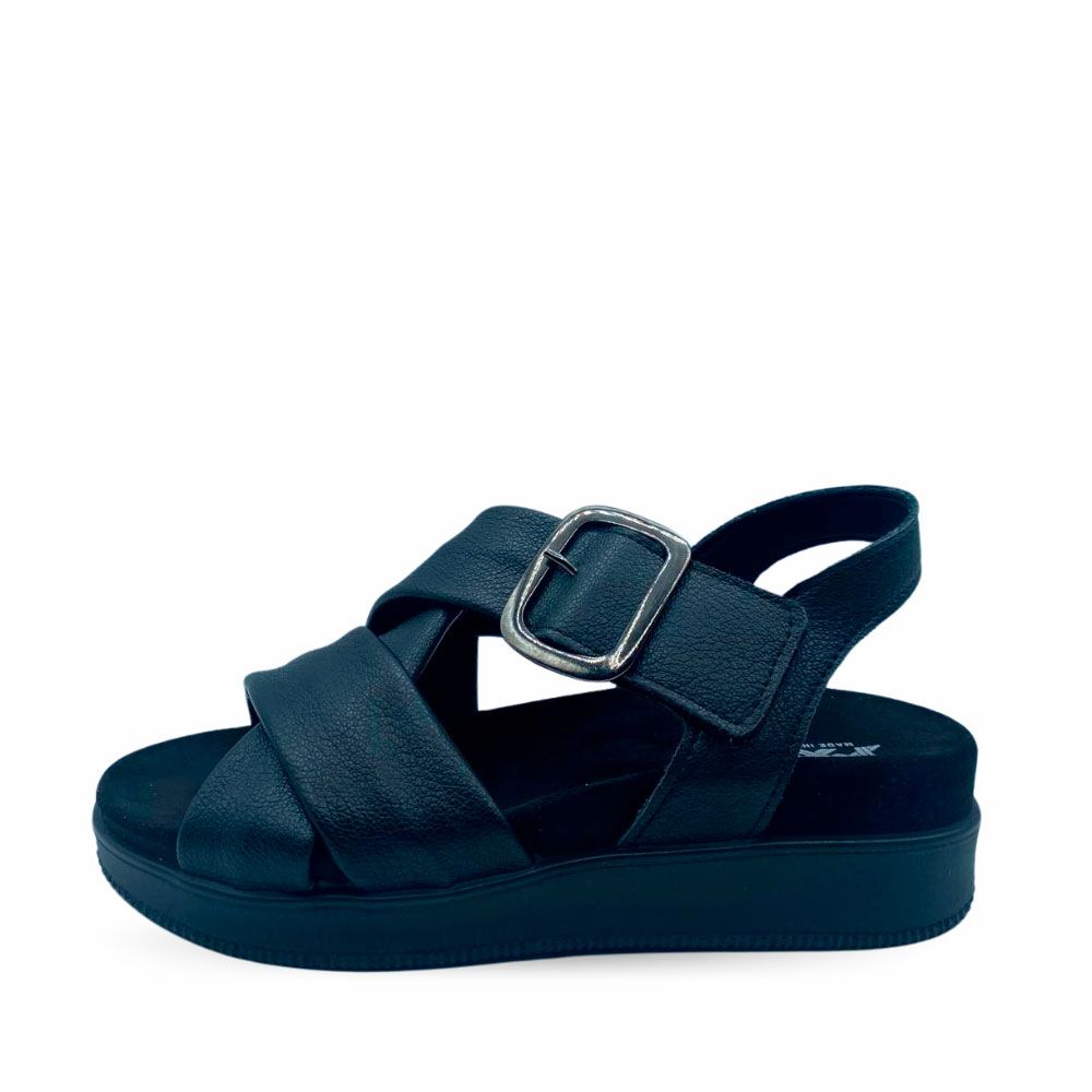 Sandalias cruzadas negras con hebilla y suela cuña ligera de Imac.