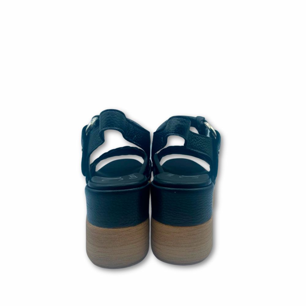 Trasera sandalias negras con suela de cuña y plataforma bicolor de Plumers Menorca. Sandalias negras de piel con trenzado en el empeine, suela de cuña con plataforma de Plumers Menorca.