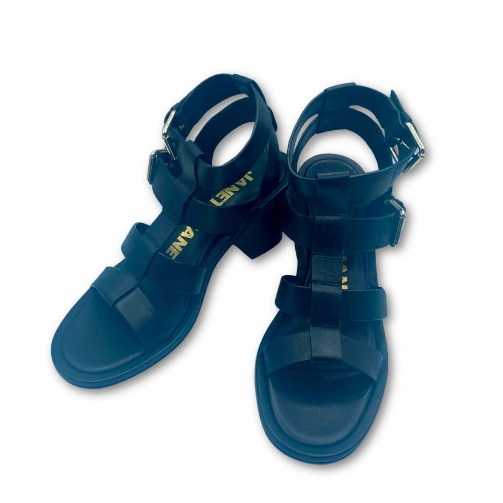 Costado sandalias negras romanas con tacón alto de Janet&Janet. Sandalias negras romanas con tacón de Janet&Janet.