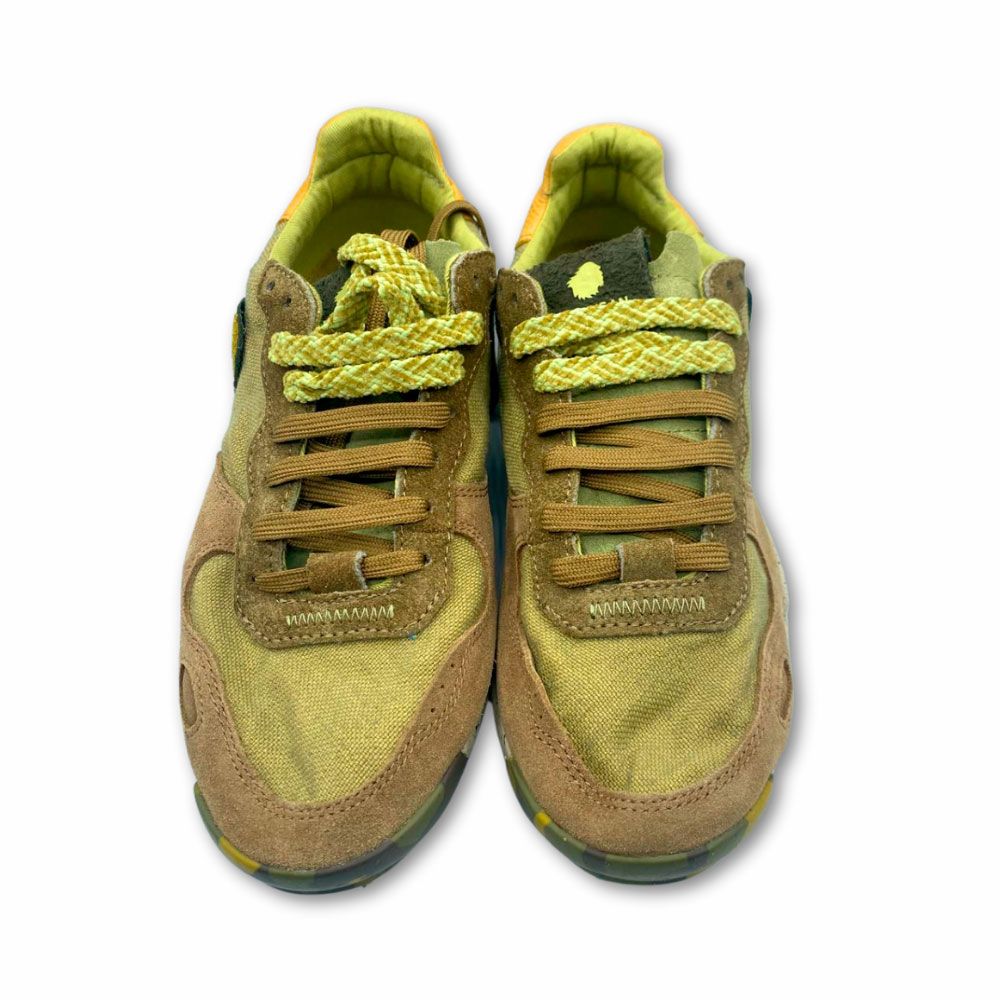 Zapatillas deportivas de lino caqui con ante color camel de la nueva colección Chacrona de Satorisan para hombre.