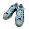 Costado originales zapatillas Adidas customizadas en dorado con brillo, remaches y estrella. Originales zapatillas Adidas customizadas con brillos, remaches y estrella dorados.