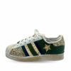Originales zapatillas Adidas customizadas en dorado con brillo, remaches y estrella. Originales zapatillas Adidas customizadas con brillos, remaches y estrella dorados.