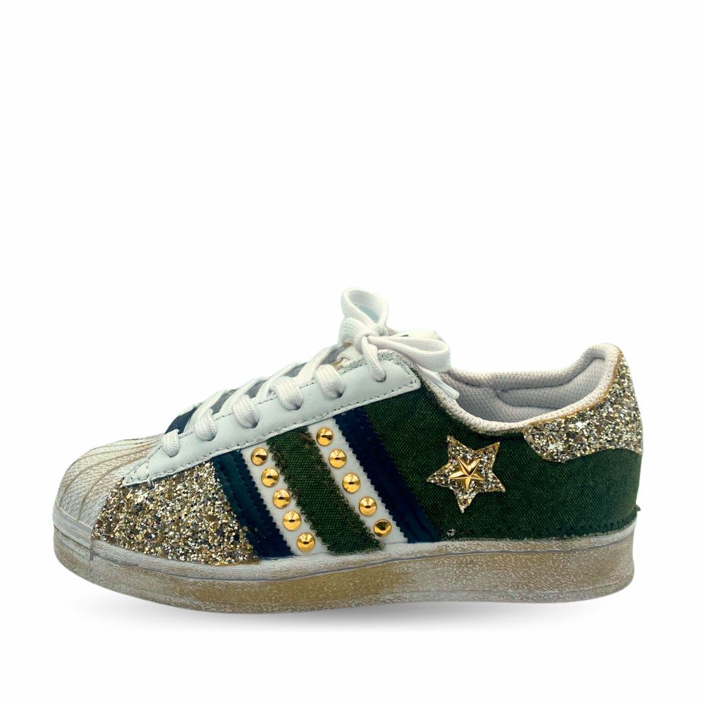 Originales zapatillas Adidas customizadas con brillos, remaches y estrella dorados.