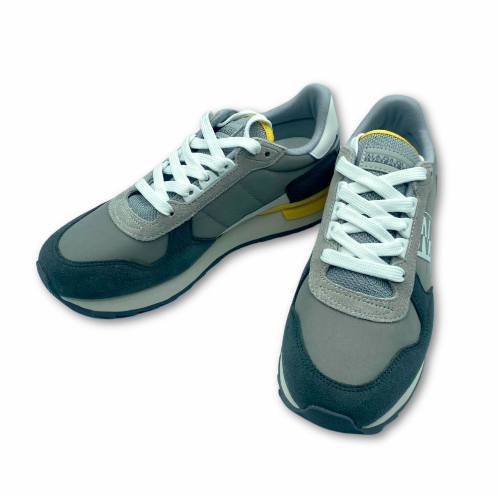 Zapatillas deportivas de piel color gris, cierre con cordones y suela de goma bicolor antideslizante de Napapijri.