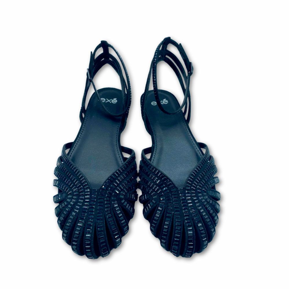 Zapatos abiertos con tiras de cristales de color negro brillante. Nueva colección Exé.