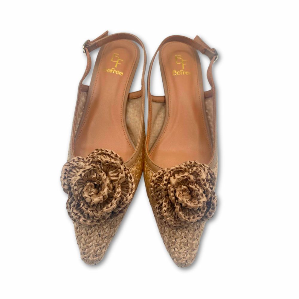 Zapatos salón destalonados en rafia color camel con detalle flor en el empeine de Befree.