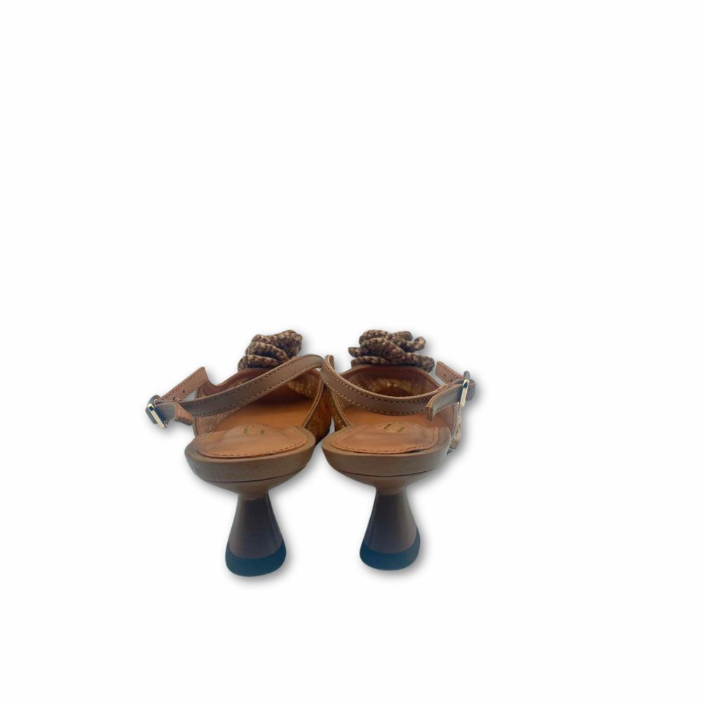 Zapatos salón destalonados en rafia color camel con detalle flor en el empeine de Befree.