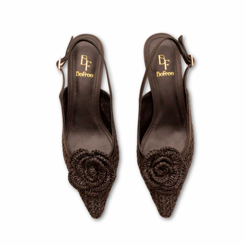 Zapatos salón destalonados en rafia negra con detalle flor en el empeine de Befree.