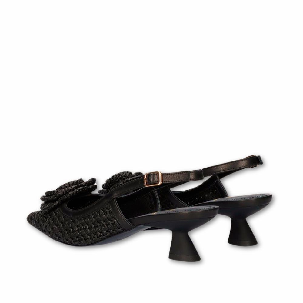 Zapatos salón destalonados en rafia negra con detalle flor en el empeine de Befree.