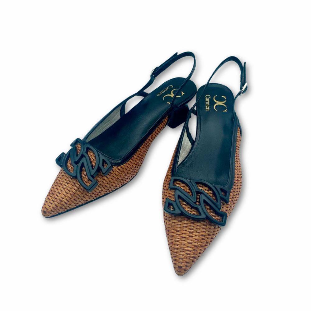 Zapatos de salón destalonados, en rafia natural con adorno negro en el empeine y tacón medio de Dibia.