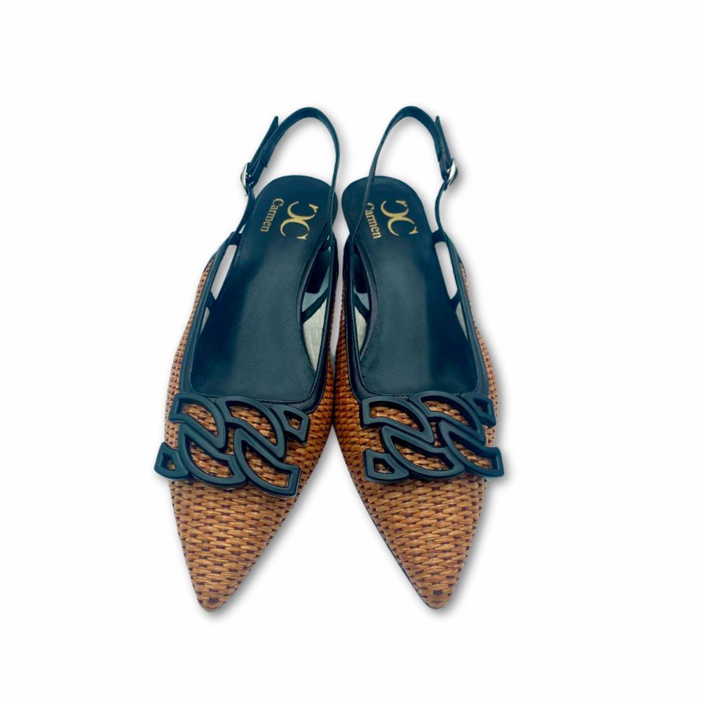 Zapatos de salón destalonados, en rafia natural con adorno negro en el empeine y tacón medio de Dibia.