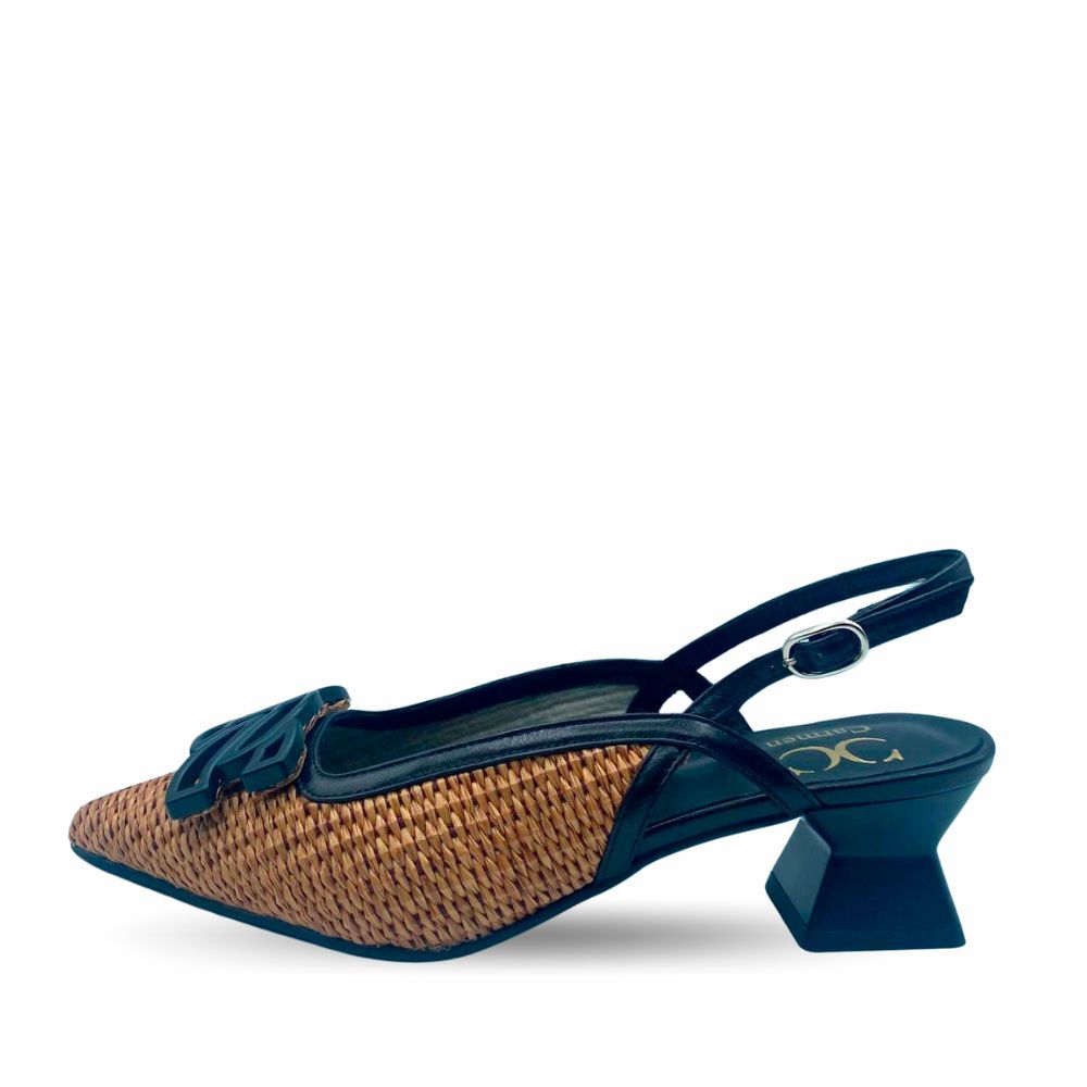 Zapatos de salón destalonados, en rafia natural con adorno negro en el empeine y tacón medio de Dibia.