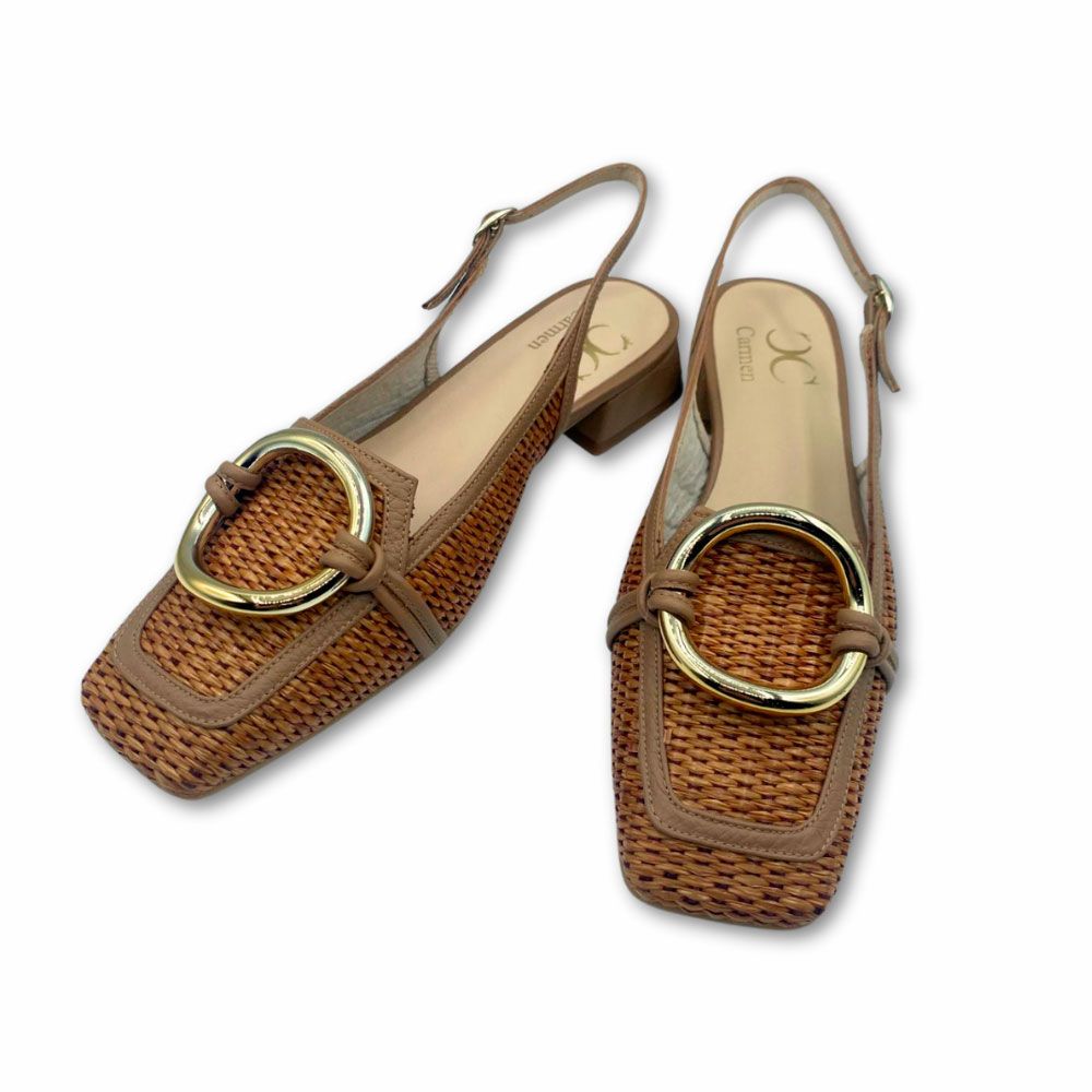 Zapatos de salón destalonados, en rafia natural con arandela adorno dorada en el empeine y tacón bajo de Dibia.