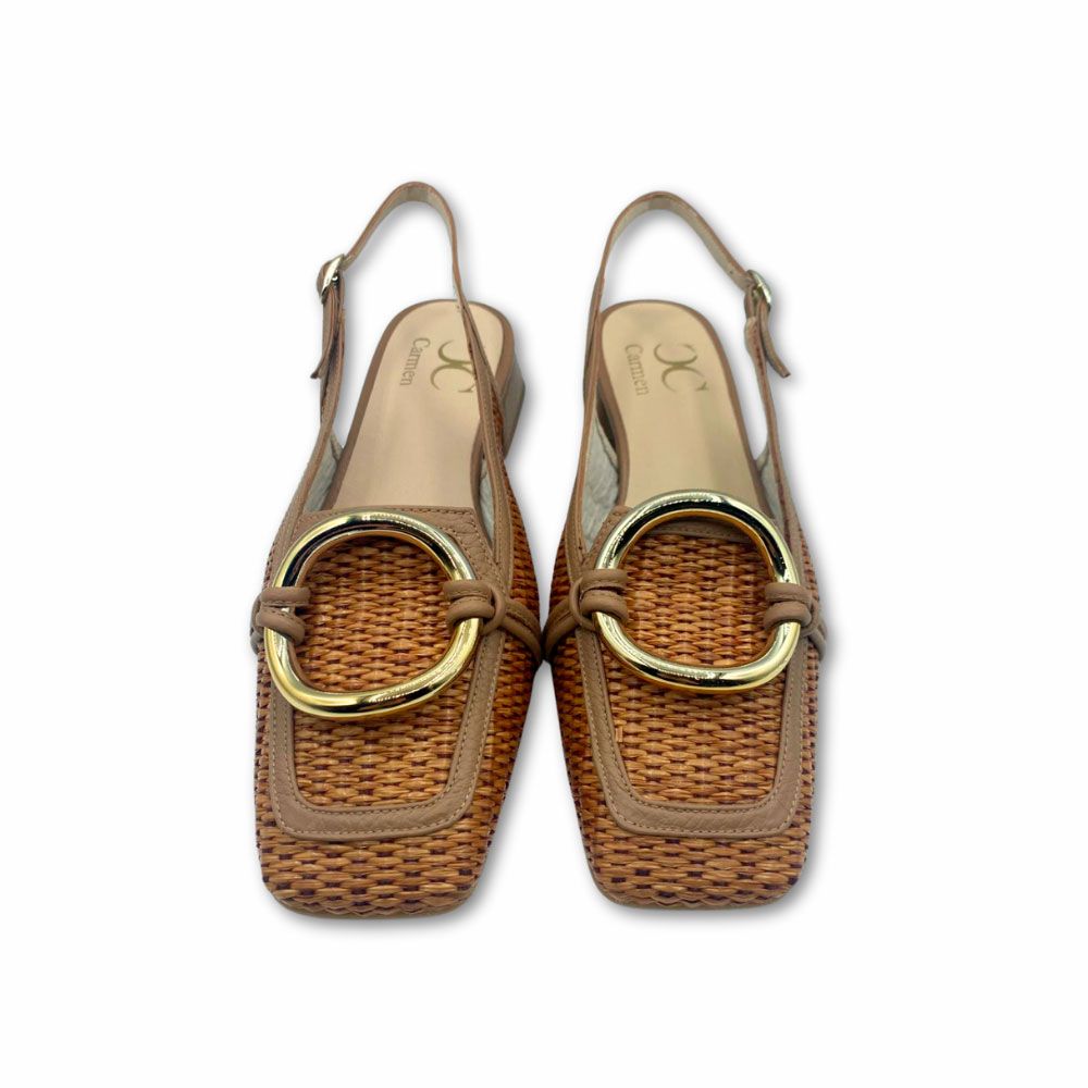 Zapatos de salón destalonados, en rafia natural con arandela adorno dorada en el empeine y tacón bajo de Dibia.
