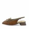 Zapatos de salón destalonados, en rafia natural con arandela adorno dorada en el empeine y tacón bajo de Dibia.