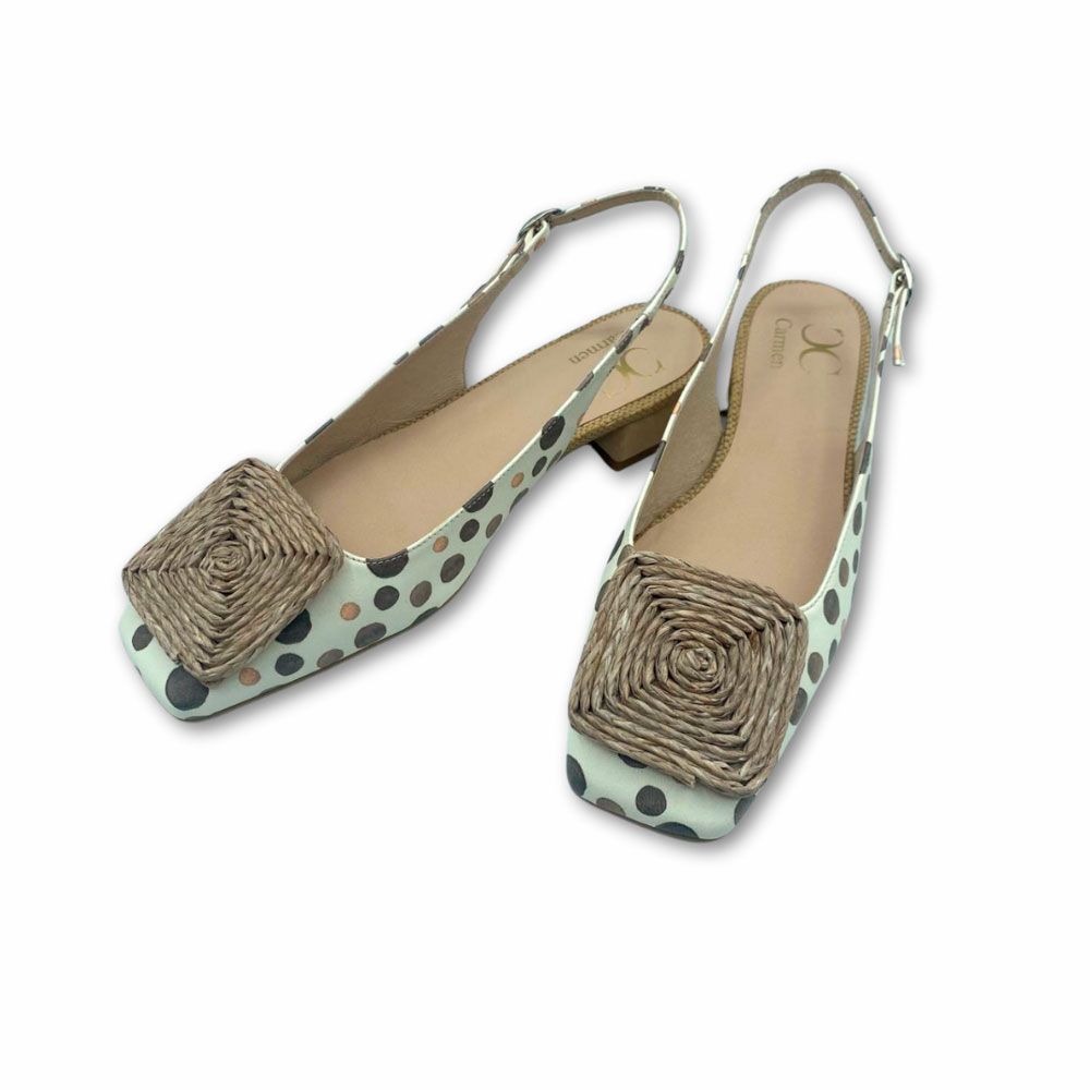 Zapatos de salón destalonados en color blanco con topitos y chapa de rafia en empeine. Tacón bajo. Dibia.